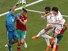 Momentka z utkání mezi Íránem (bílé dresy) a Marokem.