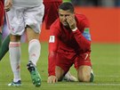 Cristiano Ronaldo se po jednom ze souboj se panlským soupeem ocitl na zemi.