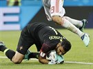 Portugalský gólman Rui Patrício chytá balon ped dotírajícím Diegem Costou ze...