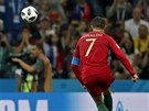 PŘES ZEĎ. Cristiano Ronaldo uzavírá hattrick fantastickou střelou z volného...