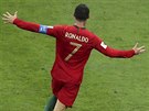 FENOMÉN. Portugalský kapitán Cristiano Ronaldo slaví svůj třetí gól v utkání se...