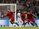 PORTUGALSKÝ HRDINA. Cristiano Ronaldo poslal balon pes ze do sít a gól na...