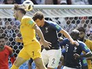 Australský záloník Matthew Leckie hlavikuje bhem zápasu proti Francii.