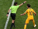 Rozhodí Cunha naizuje po konzultaci s videem penaltu pro Francii v utkání s...