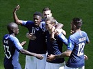 Francouztí fotbalisté se v utkání s Austrálií radují z gólu Antoine Griezmanna...