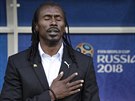 Senegalský trenér Aliou Cissé zpívá hymnu.