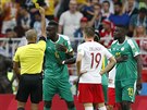Senegalský obránce Salif Sané (íslo 6) dostává lutou kartu bhem zápasu proti...