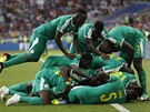 Senegaltí fotbalisté oslavují druhý gól v zápase proti Polsku.