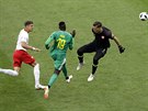 DRUHÁ BRANKA. Senegalský útoník Mbaye Niang si obhazuje vybíhajícího gólmana...