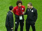 Egyptský fotbalista Amr Vardá (uprosted) ped zápasem s Ruskem.
