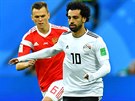 Egyptský ofenzivní záloník Mohamed Salah kontroluje balon ped Denisem...