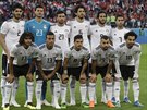 Egypttí fotbalisté pózují fotografm ped utkáním s Ruskem.