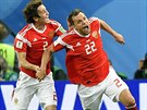 Ruský útoník Arom Dzjuba (vpravo) slaví tetí ruský gól do egyptské sít.