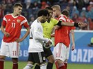 JDU KOPAT. Sudí Caceres naizuje pokutový kop pro Egypt a balon popadl Mohamed...