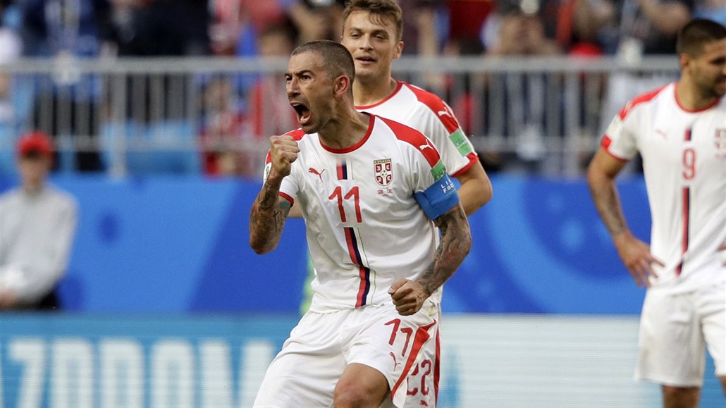 Aleksandar Kolarov ze Srbska (v pop�edí) se raduje z gólu do sít� Kostariky.