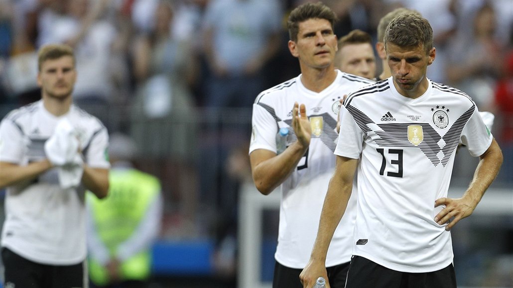 Zklamaní němečtí hráči vstřebávají porážku s Mexikem.