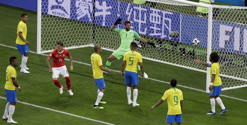 �výcar Steven Zuber (v �erveném) práv� p�ekonal p�esilu bránících Brazilc� a...