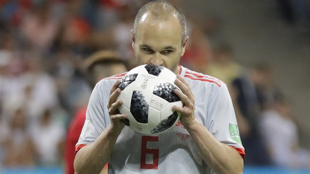 �pan�lský zálo�ník Andrés Iniesta b�hem utkání mistrovství sv�ta s Portugalskem.