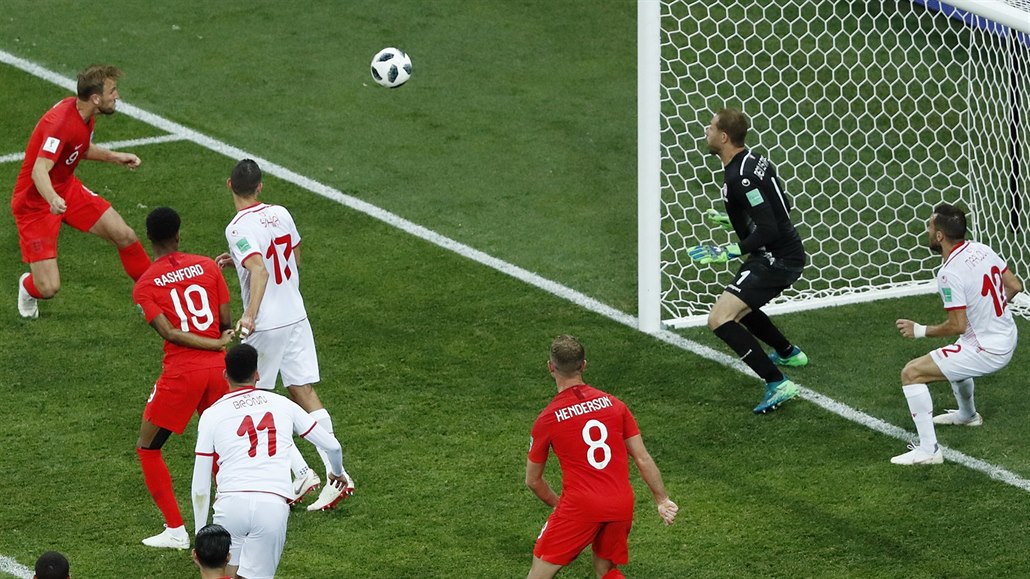 KLÍ�OVÝ MOMENT. Harry Kane st�ílí rozhodující gól v utkání Anglie proti Tunisku...