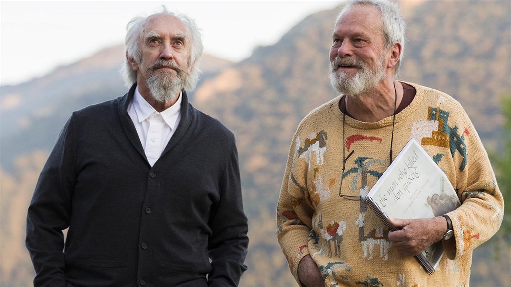 Herec Jonathan Pryce a režisér Terry Gilliam při natáčení filmu Muž, který...