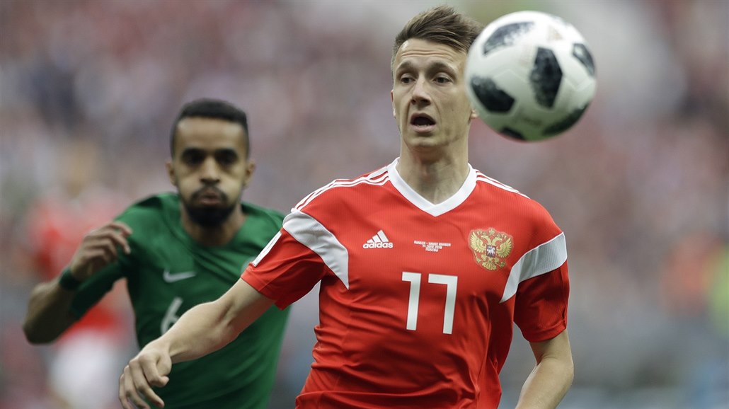Ruský zálo�ník Aleksandr Golovin zpracovává balon p�ed saúdskoarabským obráncem...