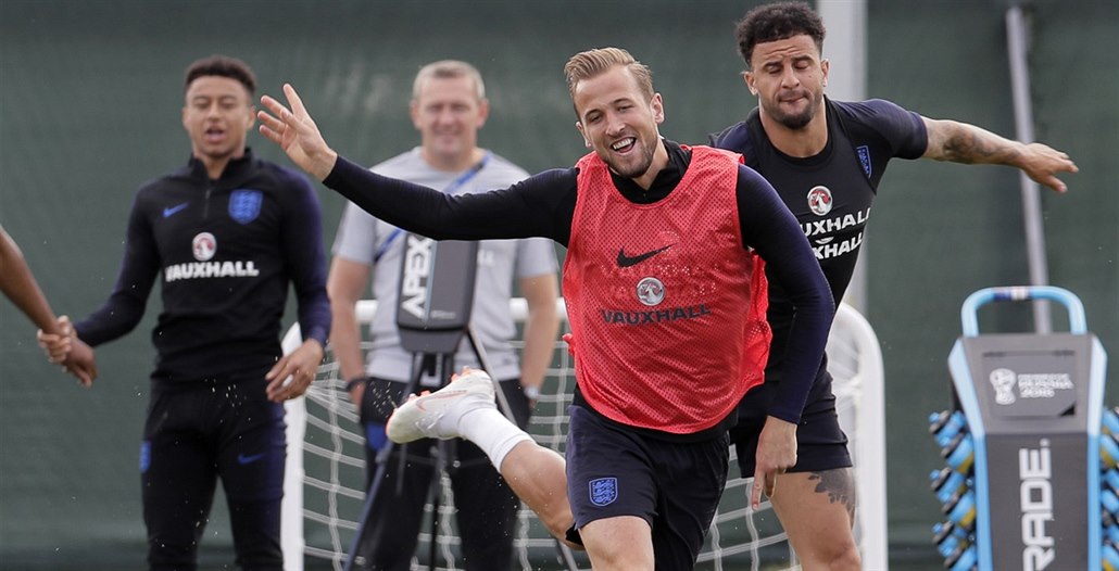 VESELO NA ANGLICKÉM TRÉNINKU. V souboji o balon Harry Kane (uprost�ed) a Kyle...
