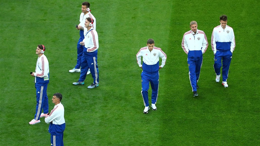 Ru�tí fotbalisté se procházejí po trávníku v Petrohradu p�ed st�etnutím s...