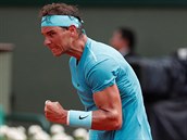 Vítězné gesto Rafaela Nadala ve finále Roland Garros