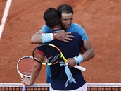 Rafael Nadal se objm s Dominicem Thiemem po finle Roland Garros.