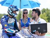 Ondřej Ježek diskutuje s technikem před závodem na mistrovství světa superbiků...