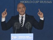 Gianni Infantino, f FIFA, promlouv k fanoukm ped zahjenm fotbalovho...