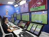 Řídící centrum videorozhodčích, kteří na fotbalovém mistrovství světa v Rusku...