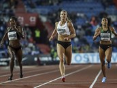 Nizozemka Dafne Schippersová (uprostřed) si běží pro triumf v závodě na 200...