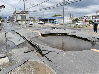 Zemětřesení o síle 6,1 na západě Japonska napáchalo materiální škody, zastaven...