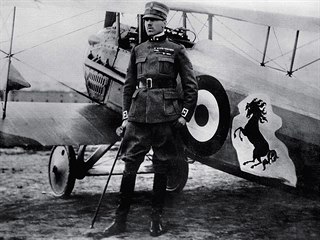 Francesco Baracca před stíhačkou SPAD XIII s namalovaným osobním znakem