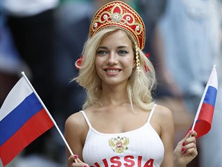 Ruská fanynka před startem fotbalového mistrovství světa.