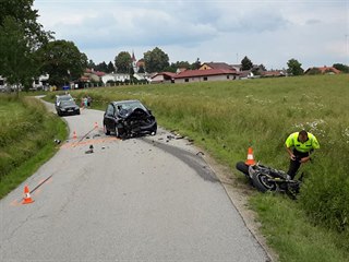Motorkář nepřežil čelní střet s autem v Besednici.