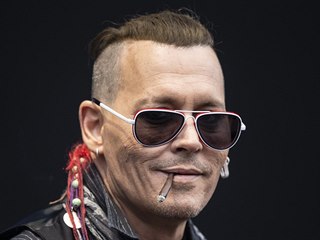 Johnny Depp s kapelou Hollywood Vampires na pražském Letišti Letňany, 13....