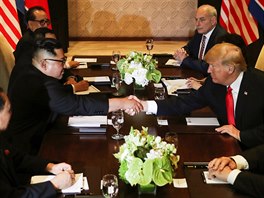 Americká a severokorejská delegace bhem setkání v Singapuru (12. ervna 2018)