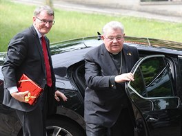Popřát Klausovi přijel také arcibiskup Dominik Duka. (18. června 2018)