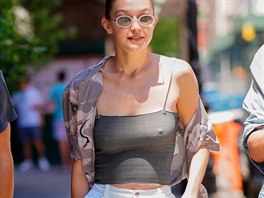 Podobný model nedávno oblékla i topmodelka Gigi Hadidová: fotografové ji ve...