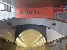 Výstup z metra Anděl těsně po zahájení rekonstrukce v září 2017.