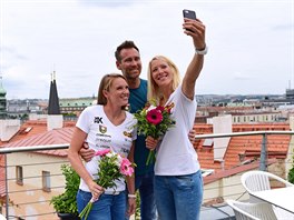 SELFIE. Plov volejbalistky Kristna Hoidarov Kolocov (vlevo) a Michala...