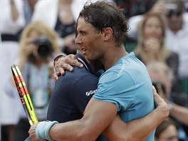 V OBJETÍ. Rafael Nadal (vpravo) a Dominic Thiem se objímají po finále Roland...