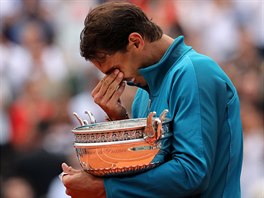 Rafael Nadal zadržuje slzy po 11. výhře na Roland Garros.