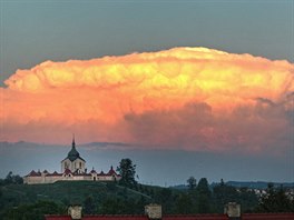 Boukový mrak ve tvaru kovadliny nad Zelenou horou u áru nad Sázavou...