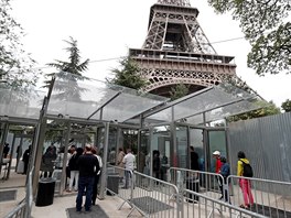 Bezpečnostní kontrola u vchodu do bezprostředního okolí Eiffelovy věže