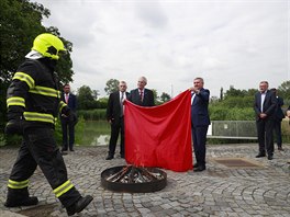 Prezident Milo Zeman splil v zahradch Hradu erven trenky. (14. ervna 2018)