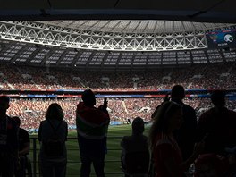 PED STARTEM. Nedokaví fanouci plnili stadion Luniki v Moskv dlouho ped...