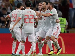 Fotbalisté Španělska se radují z gólu v utkání mistrovství světa proti...